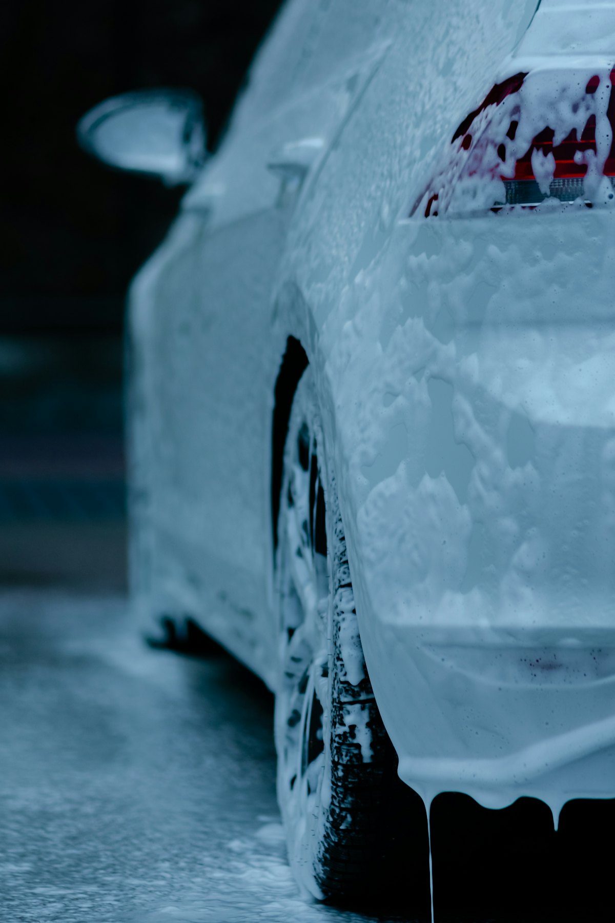 Carro coberto de espuma de limpeza